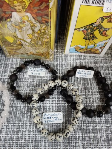 【2月限定】店内ブレスレット10％off、手相のお写真OKで更に10％off！